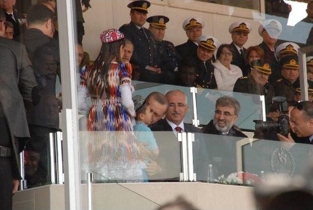 Doğu T&uuml;rkistanlı K&uuml;&ccedil;&uuml;k M&uuml;cahit Başbakanı Duygulandırdı 1