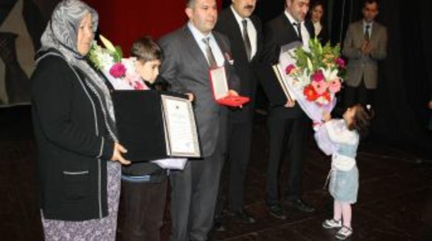 Şehit Annesi Devlet &Ouml;v&uuml;n&ccedil; Madalyası Onurlandırdı