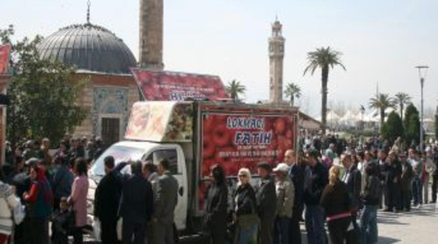 İzmir Şehit Aileleri Derneği &Ccedil;anakkale Şehitleri I&ccedil;in Lokma D&ouml;kt&uuml;rd&uuml;