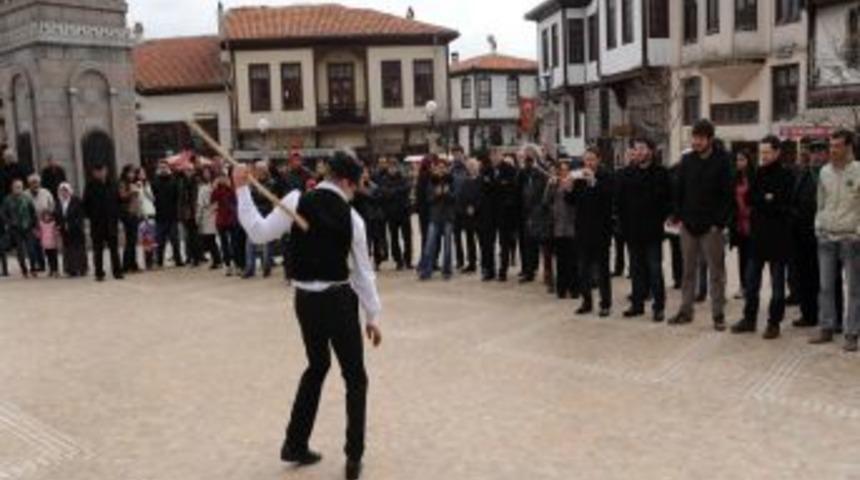 Macar M&uuml;zisyenler, Hamam&ouml;n&uuml;&rsquo;n&uuml; Şenlendirdi