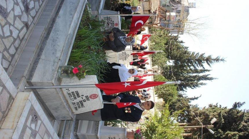 Şehit Aileleri Ve Gazilere 'Devlet &Ouml;v&uuml;n&ccedil; Madalyalası' Verildi