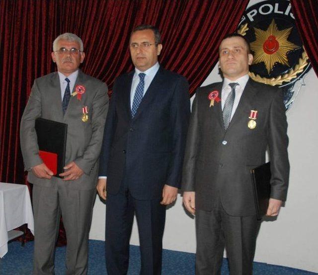 Gazi Polislere Devlet Övünç Madalyası Verildi