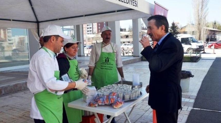 Eskişehir&rsquo;de Ekmek Ve &Uuml;z&uuml;m Hoşafı İkramı