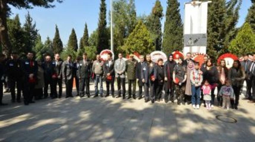 İzmir'de Şehitleri Anma T&ouml;reni D&uuml;zenlendi