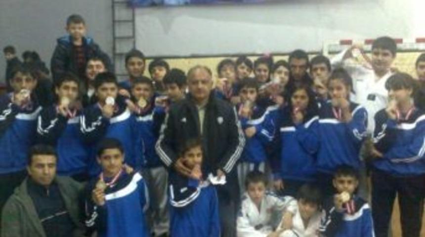 Tekvando Ekibi Yıldızlar Ve Miniklerde Takım Şampiyonluğunu Aldı