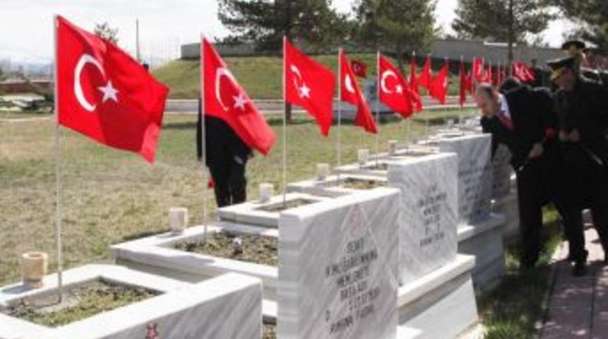 Şehitler Kabirleri Başında Anıldı