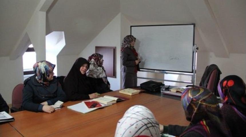 Sakarya M&uuml;ft&uuml;l&uuml;ğ&uuml;'nden Kur'an Kursu &Ouml;ğreticilerine Hizmeti&ccedil;i Eğitim Kursu