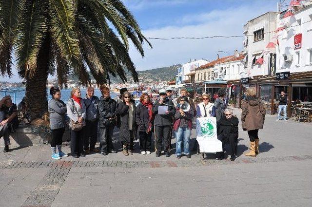 Foça'da Sokak Hayvanlarının Zehirlenmesi Protesto Edildi