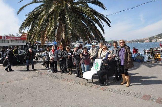 Foça'da Sokak Hayvanlarının Zehirlenmesi Protesto Edildi