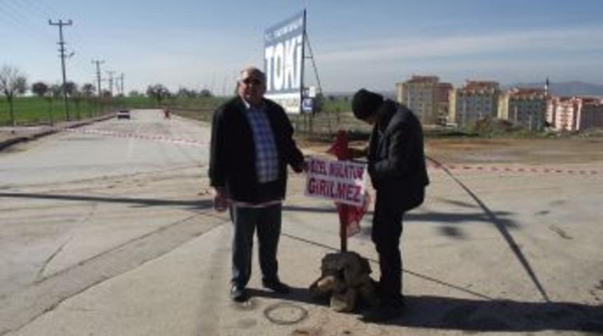 Arazisini Tel &Ouml;rg&uuml;yle Kapattı, TOKİ Konutları Yolsuz Kaldı