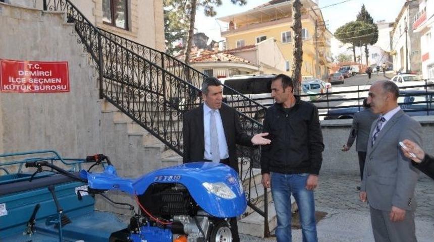 Demirci'de &Ccedil;ift&ccedil;iye El Trakt&ouml;r&uuml; Alındı