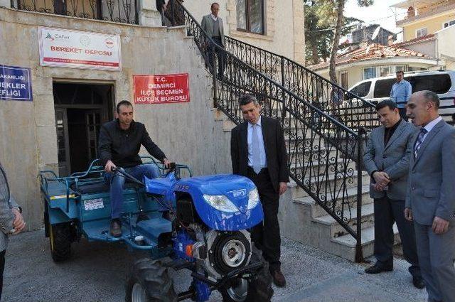 Demirci de &Ccedil;ift&ccedil;iye El Trakt&ouml;r&uuml; Alındı 1