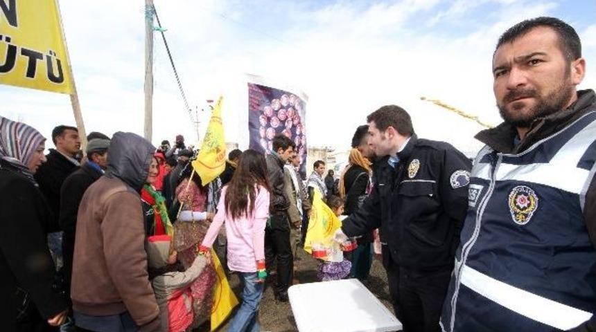 Polisten Nevruz'a Katılanlara Şeker