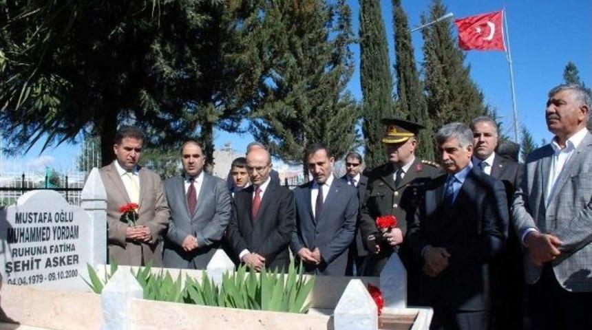 Protokol &Uuml;yeleri Şehitliği Ziyaret Etti