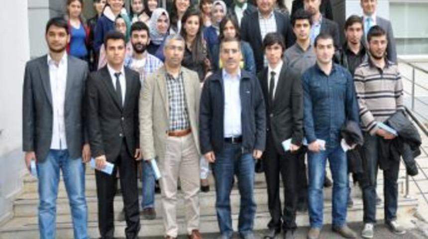 Başkan &Ccedil;elikcan, &Uuml;niversite &Ouml;ğrencilerine Tecr&uuml;belerini Anlattı