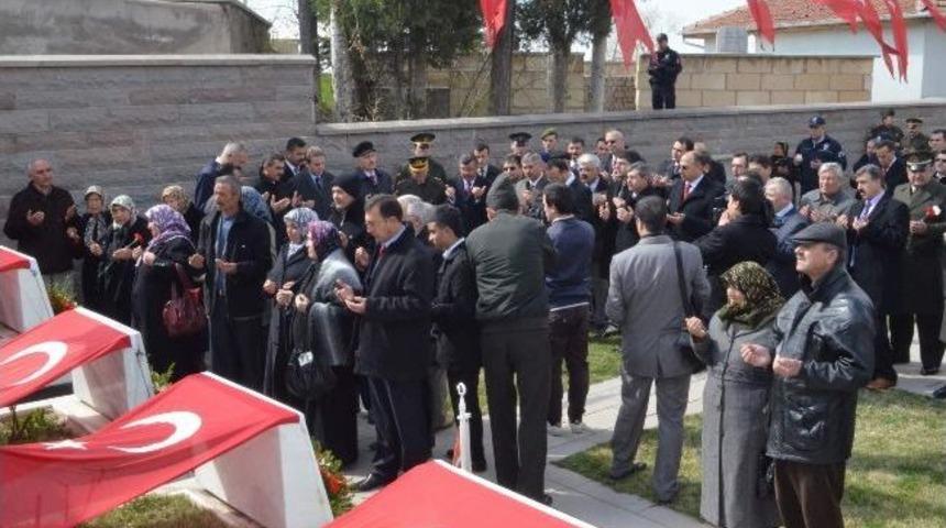 &Ccedil;anakkale Deniz Zaferi'nin 98.yıl D&ouml;n&uuml;m&uuml; Ve Şehitleri Anma G&uuml;n&uuml; Dolayısıyla Derbent Mezarlığı Şehitlik Anıtı&rsquo;da T&ouml;ren D&uuml;zenlendi