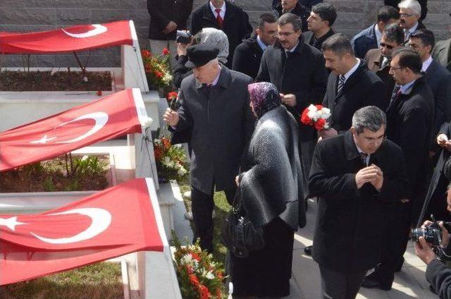 Çanakkale Deniz Zaferi'nin 98.yıl Dönümü Ve Şehitleri Anma Günü Dolayısıyla Derbent Mezarlığı Şehitlik Anıtı’da Tören Düzenlendi