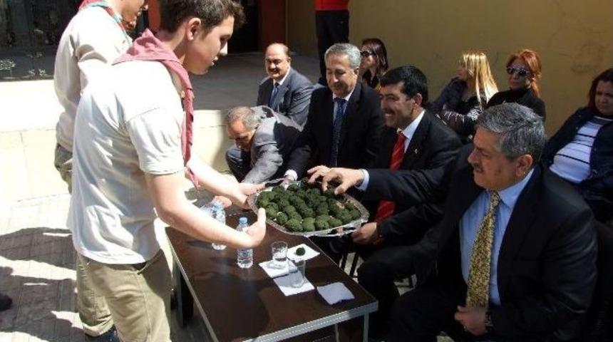 Eline Kına Yakıp, &Ouml;ğrencilere Kumanya Dağıttı