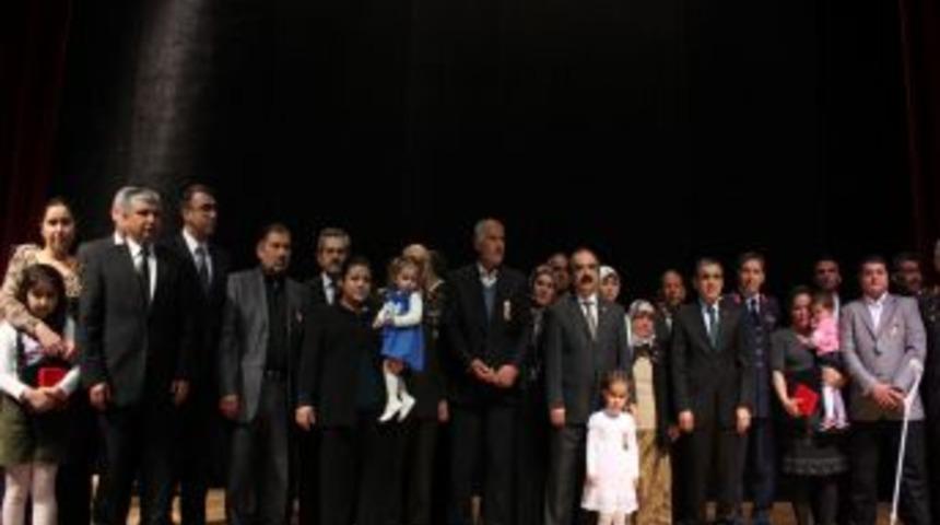 Şehit Yakınları Ile Gazilere Devlet &Ouml;v&uuml;n&ccedil; Madalyası