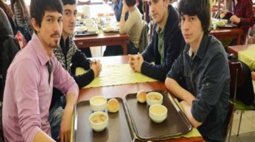 Kahramanların Anısına Buğday &Ccedil;orbasını Yudumladılar