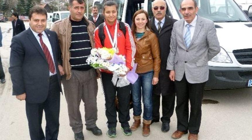 Avrupa İkincisi Engelli Sporcu D&uuml;nya Şampiyonu Gibi Karşılandı