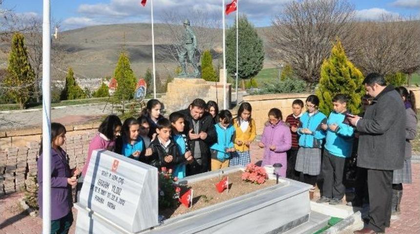 Yerk&ouml;yl&uuml; &Ouml;ğrenciler Şehitliği Ziyaret Etti