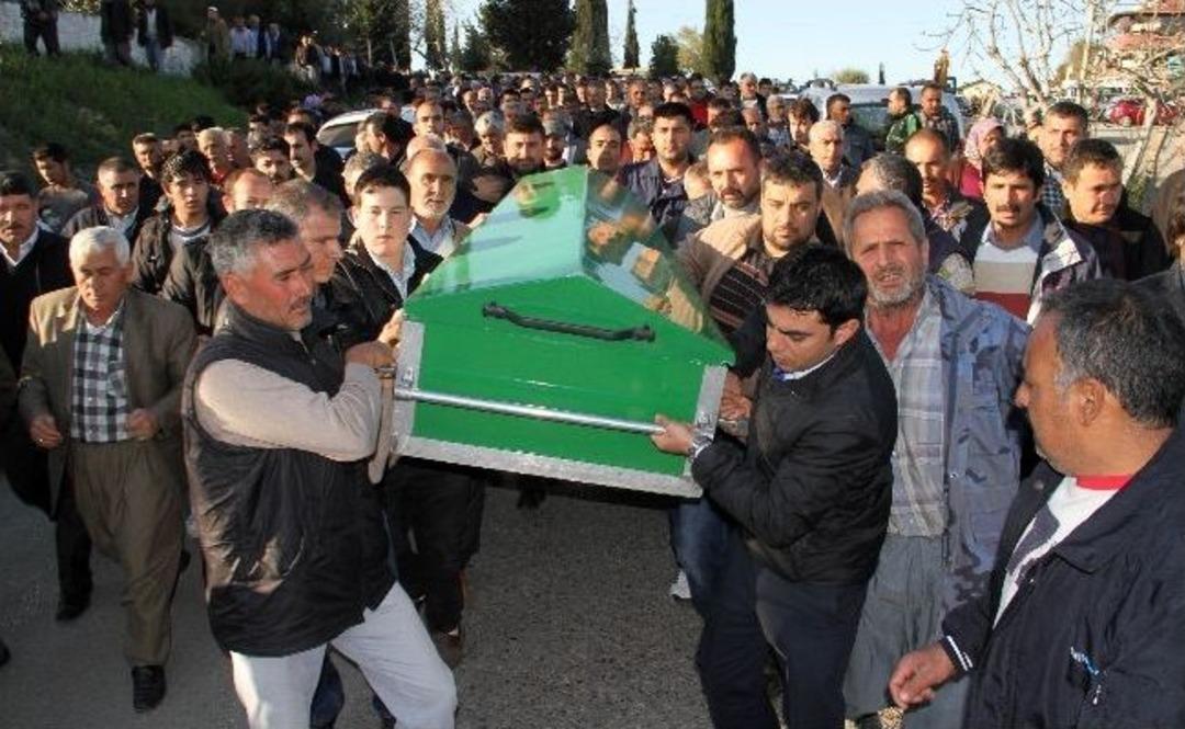 Adana'da &Ouml;ld&uuml;r&uuml;len Kadın Toprağa Verildi