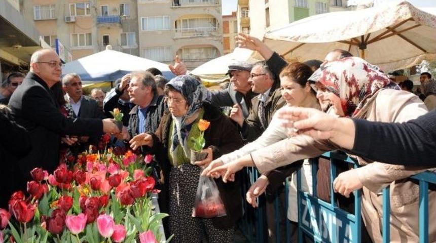 Başkan Erg&uuml;n, Karak&ouml;y&rsquo;de Lale Soğanı Dağıttı