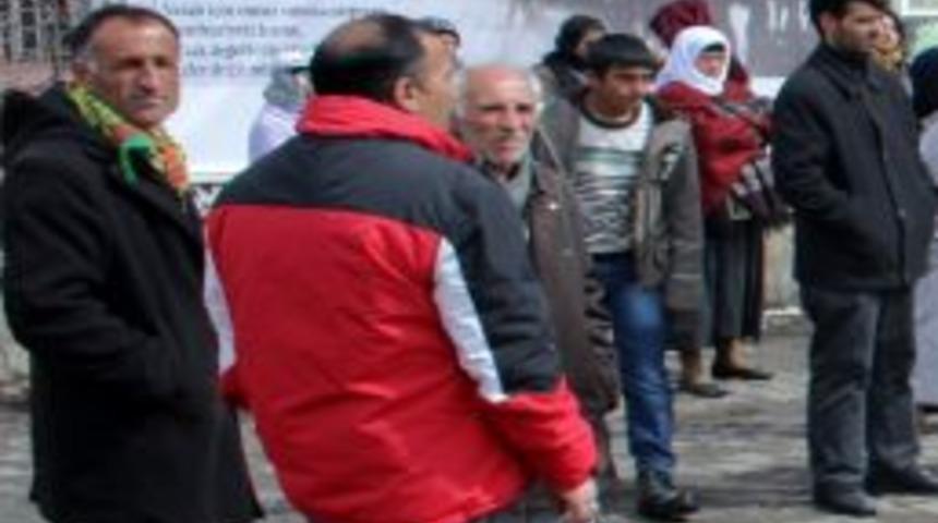 K&uuml;rt&ccedil;e Ve T&uuml;rk&ccedil;e Afişlerle Kardeşlik Mesajı