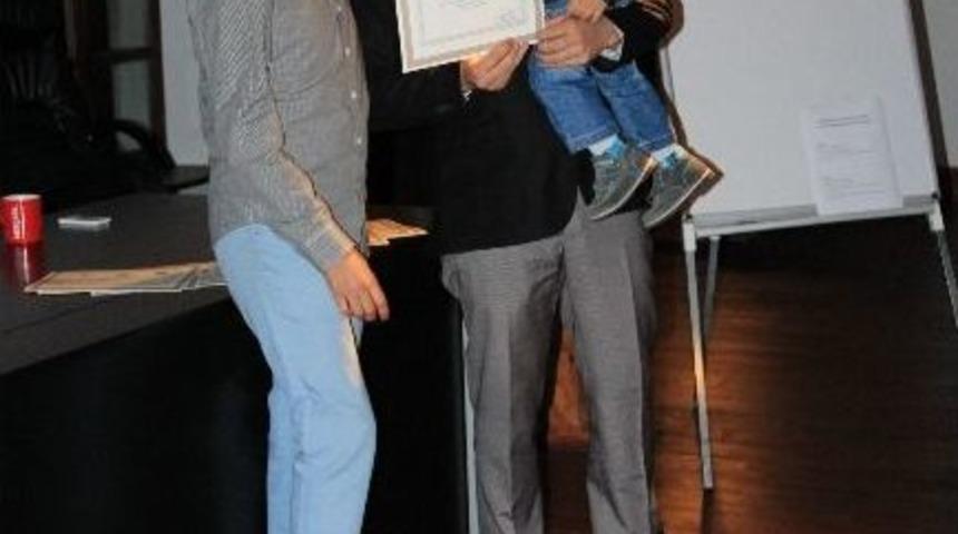 Fotoğraf Atolyesi Katılımcıları Belgelerini Aldı