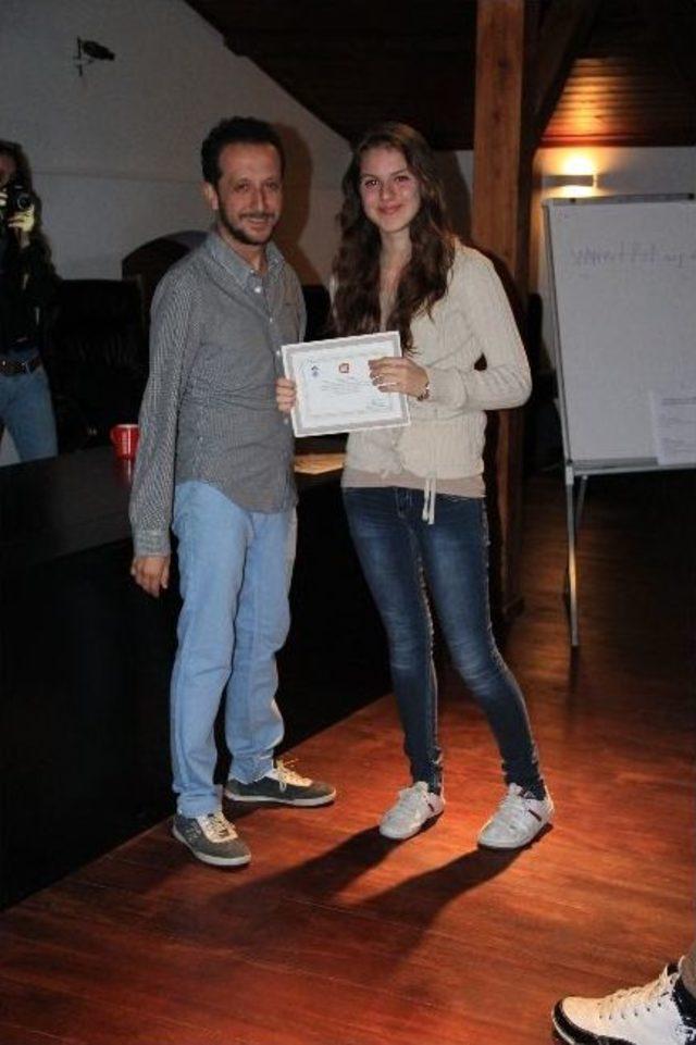 Fotoğraf Atolyesi Katılımcıları Belgelerini Aldı 2