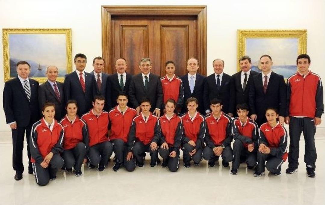 &Ccedil;anakkale&rsquo;den Getirilen Su, Toprak Ve Bayrak Cumhurbaşkanı G&uuml;l&rsquo;e Sunuldu