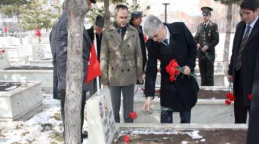 Vali Tepe: Biz &Ouml;l&uuml;me Giderken Bir Olmuşuz, Yaşarken Niye Bir Olmayalım