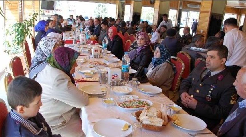 Belediyeden Şehit Ve Gazi Ailelerine Anlamlı Yemek