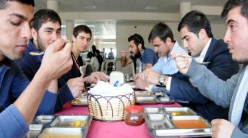 &Ouml;ğrencilere &Ccedil;anakkale Men&uuml;s&uuml; Ikram Edildi