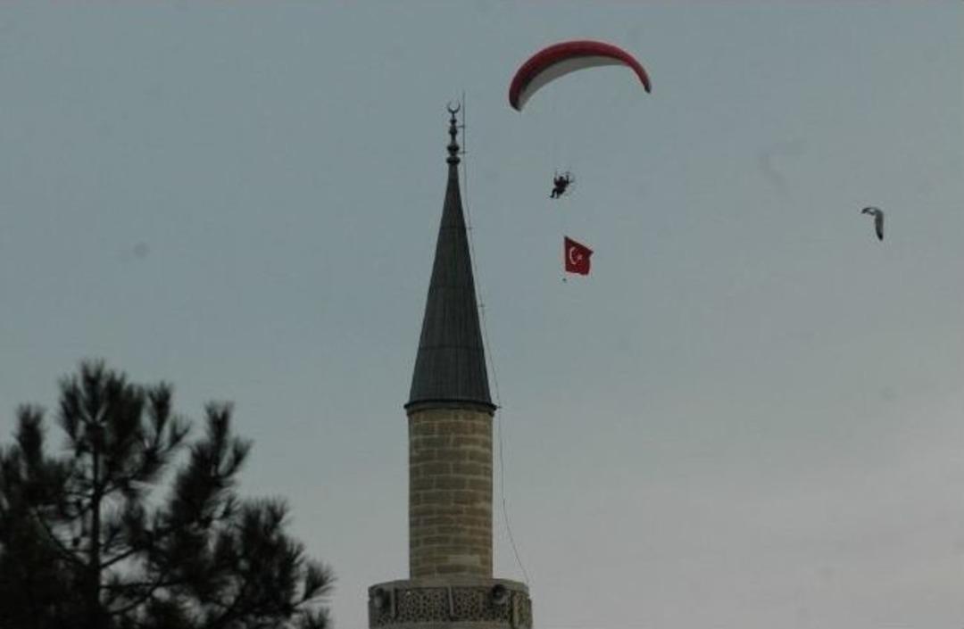 G&ouml;ky&uuml;z&uuml;nde T&uuml;rk Bayrağı A&ccedil;tılar