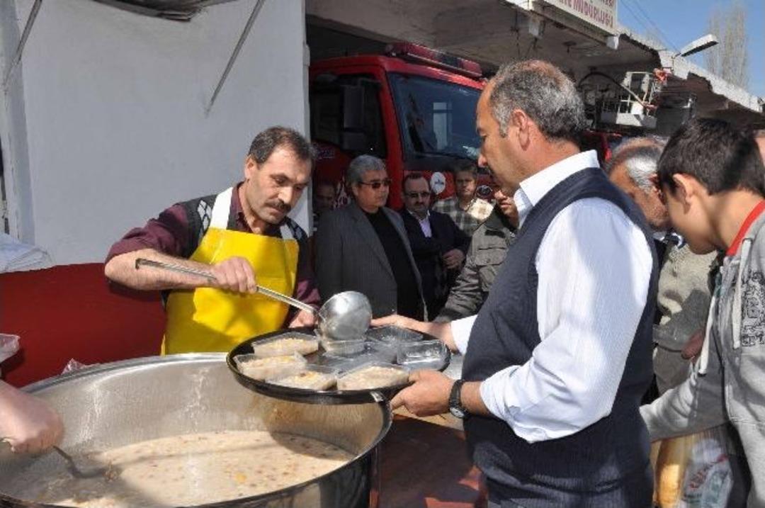 Kuşadası Belediyesi İtfaiye M&uuml;d&uuml;rl&uuml;ğ&uuml; Aşure Dağıttı