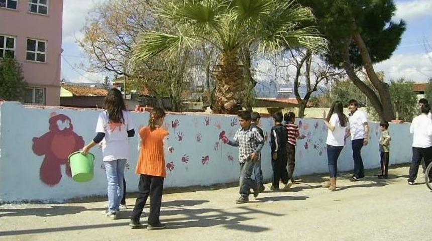 &Ccedil;ydd'li Gen&ccedil;ler, &Ccedil;apacızadeli &Ouml;ğrencilerle Okul Renklendirdi