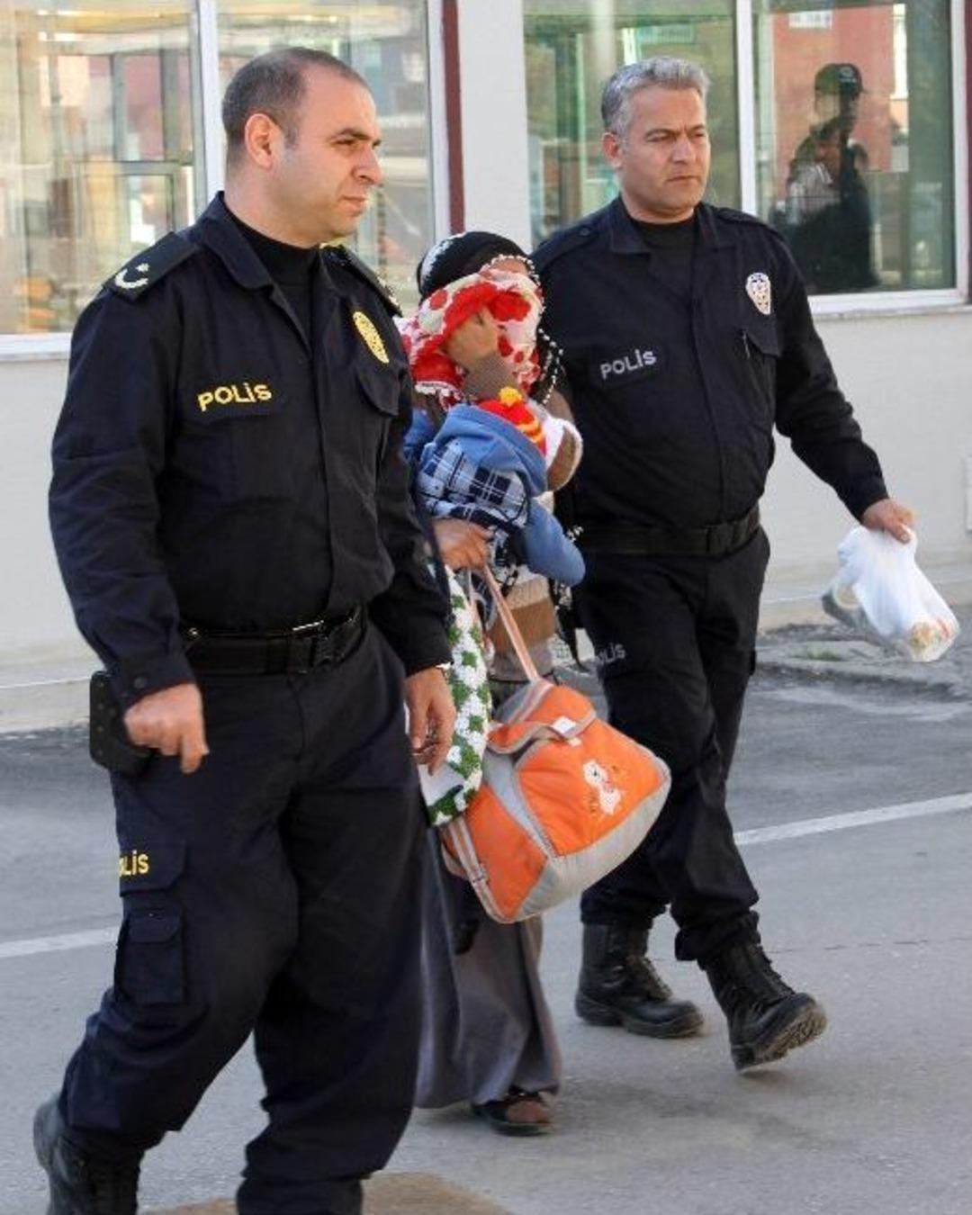 Şiddet G&ouml;ren Kadın Bebeğiyle Emniyete Sığındı