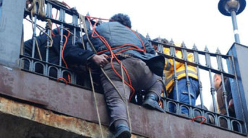 Polis, k&ouml;pr&uuml;ye bağladı