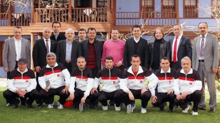 Denizli Belediyespor Altyapı Antren&ouml;rlerine Plaket Verdi