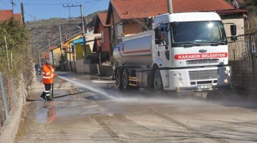 Karab&uuml;k Belediyesi Yolları Yıkıyor