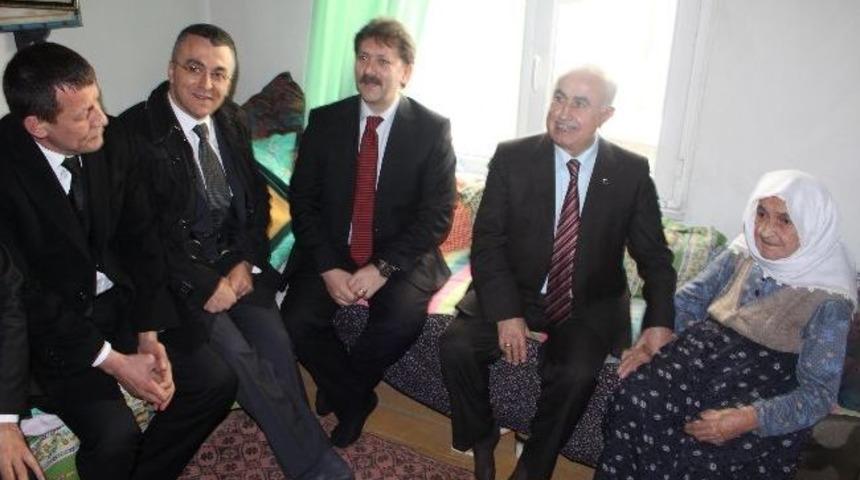 Vali Şahin 102 Yaşındaki Yaşlı Kadını Evinde Ziyaret Etti