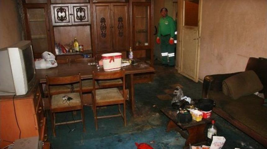 Apartman Sakinlerini Rahatsız Eden &Ccedil;&ouml;p Ev Boşaltıldı