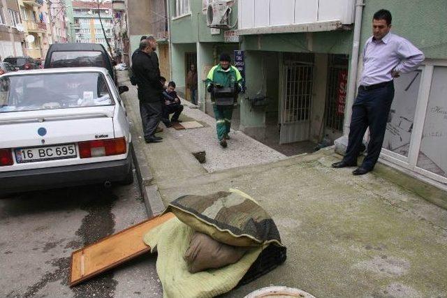 Apartman Sakinlerini Rahatsız Eden Çöp Ev Boşaltıldı 2