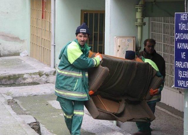 Apartman Sakinlerini Rahatsız Eden &Ccedil;&ouml;p Ev Boşaltıldı 3