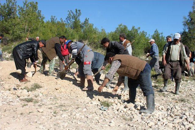 Çalışmalar Nedeniyle Yolları Kapanan Köylüler Kendilerine Yeni Yol Yaptı