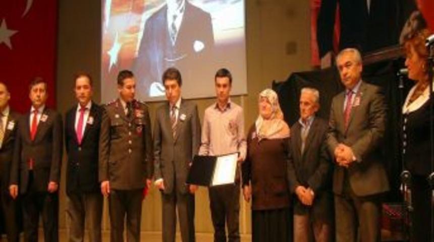 Şehit Babasının Madalyasını Aldı