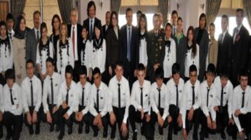 Denizli Polisi Okuyamayan Gen&ccedil;ler I&ccedil;in &lsquo;Umut Yıldızı&rsquo; Oldu