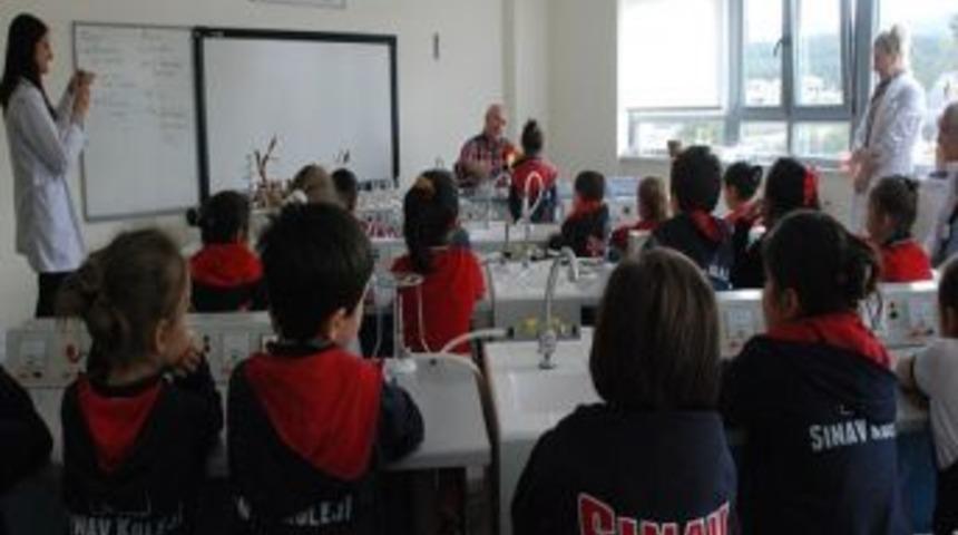 Sınav Koleji İlk&ouml;ğretim &Ouml;ğrencilerine Cam &Uuml;fleme Sanatı Eğitimi